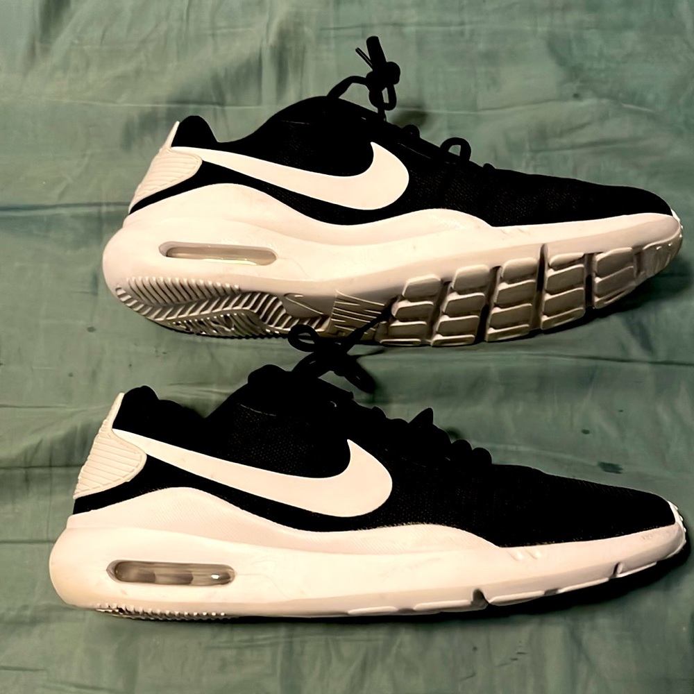 Nike Air Max Oketo mens size 13 EUC black and white